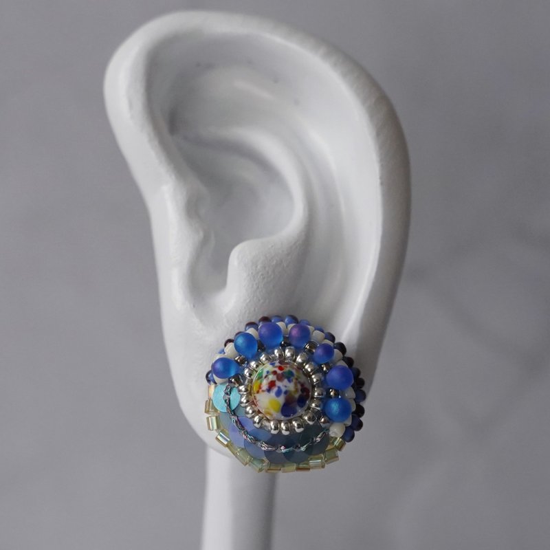 おしゃべりなピアス・イヤリング56, ブルーのまる刺繍×大ぶり×選べる金具×一点もの×サージカルステンレス - 耳環/耳夾/耳骨夾 - 塑膠 藍色
