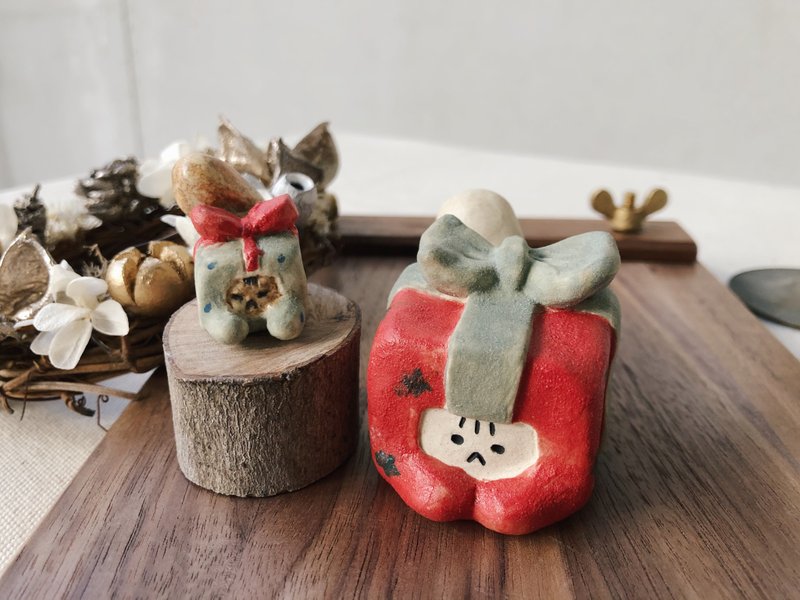 貓之日| 紅色禮物貓 - 陶偶擺飾 小禮物 - 擺飾/家飾品 - 瓷 紅色