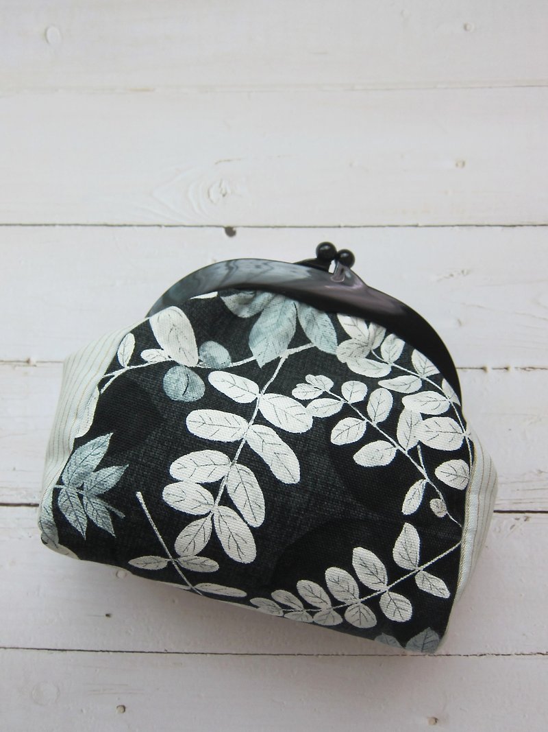 Elegant flower and grass mouth gold bag - กระเป๋าคลัทช์ - ผ้าฝ้าย/ผ้าลินิน สีดำ