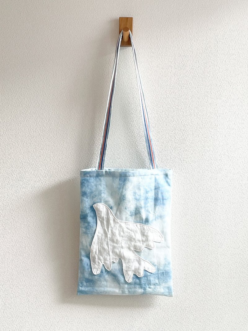 日本製 藍染 絞り染めコットントートバッグ　アップサイクル品　鳩 Japanblue tiedye Aizome Bird - 手提包/手提袋 - 棉．麻 藍色