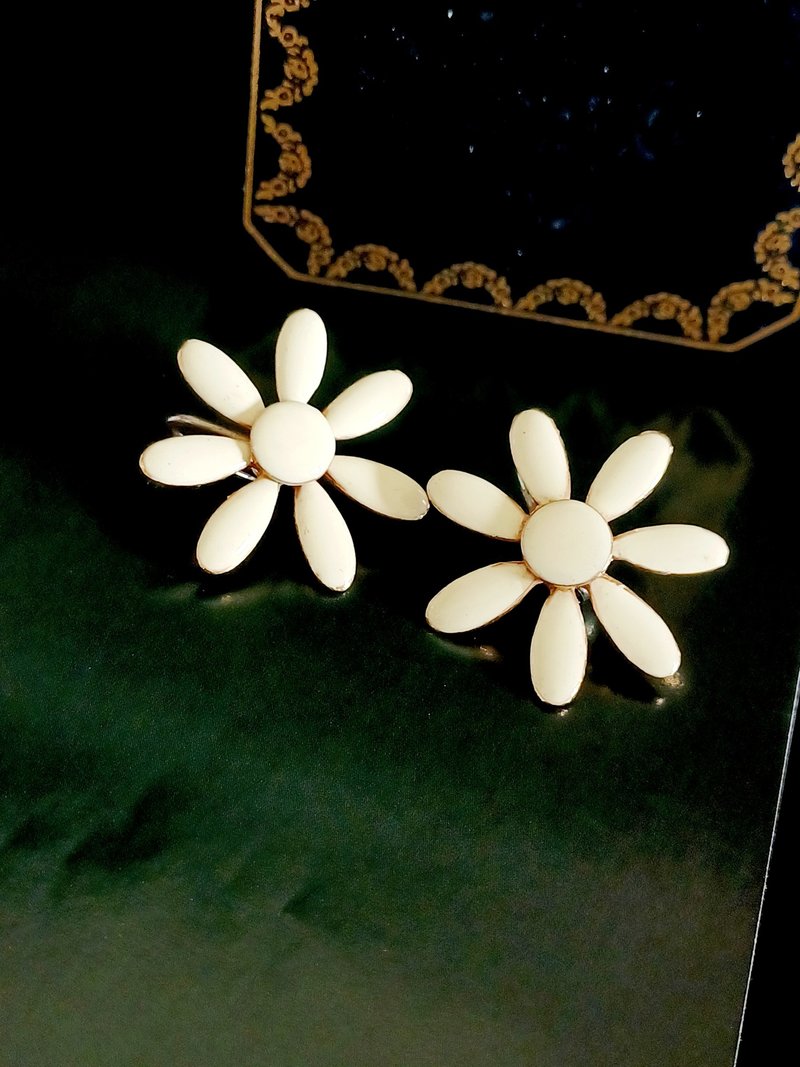 vintage jewelry  俏麗氣質琺瑯小白花 夾式耳環 - 耳環/耳夾/耳骨夾 - 其他金屬 
