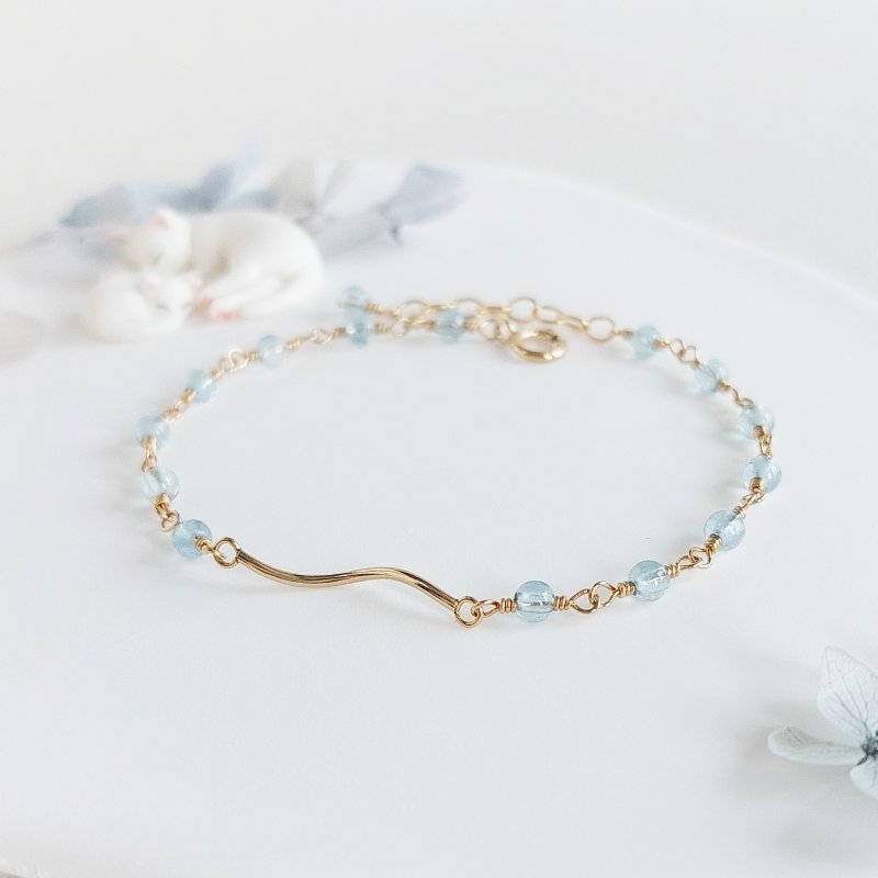 Aquamarine x 14KGF streamlined bracelet - สร้อยข้อมือ - เครื่องประดับพลอย สีน้ำเงิน