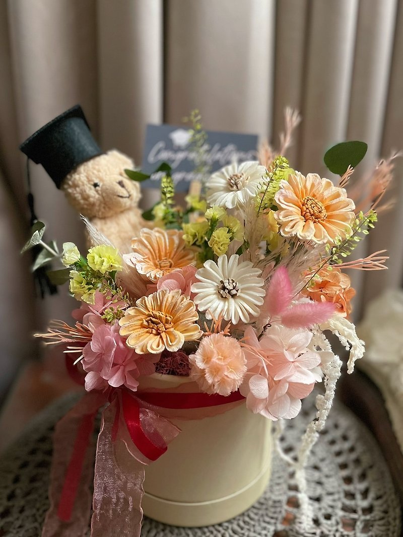 Hug Bucket Graduation Bear-Handmade Sola Gerbera Graduation Flower Bucket-Eternal Flower Gift/Table Flower/Pot Flower - ช่อดอกไม้แห้ง - พืช/ดอกไม้ 