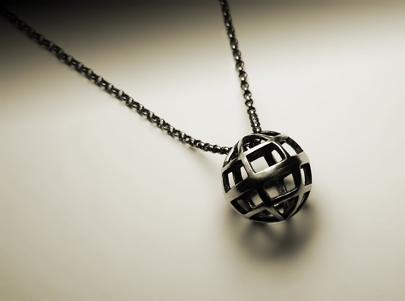 Three-dimensional hollow round ball necklace - สร้อยคอ - โลหะ สีเงิน