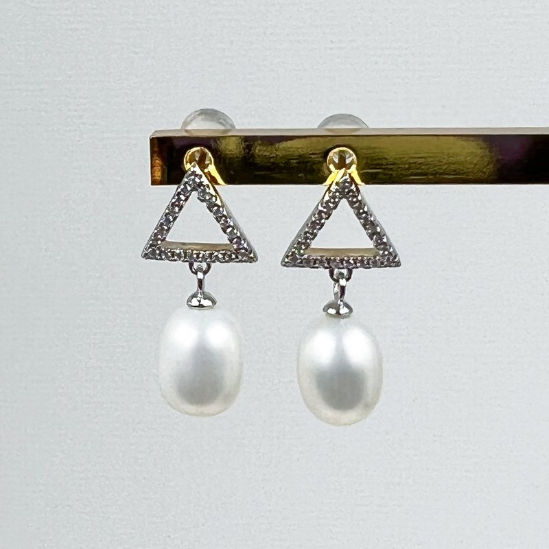 ミニマムなトライアングル。心地よい自由。天然の鏡面仕上げホワイト。オーバル型淡水パール。925スターリングシルバー製アレルギー対応ピアス - ピアス・イヤリング - 真珠 ホワイト