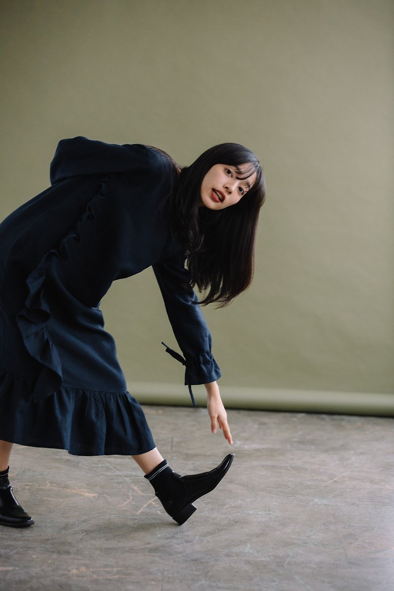 RUFFLE DRESS WITH LONG SLEEVES IN NAVY - 連身裙 - 棉．麻 藍色