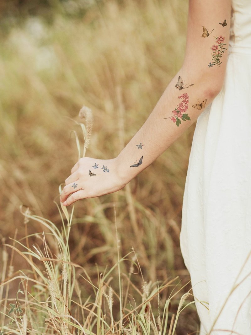 Dancing butterflies among flowers - Tattoos Stickers - สติ๊กเกอร์แทททู - กระดาษ หลากหลายสี