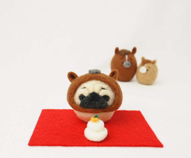 2026年干支(午) 馬になりきるまゆパグ(フォーンパグ・黒パグ