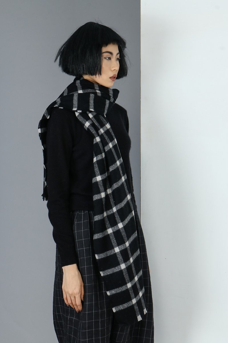 Pure wool black and white grid scarf - ผ้าพันคอถัก - ขนแกะ สีดำ