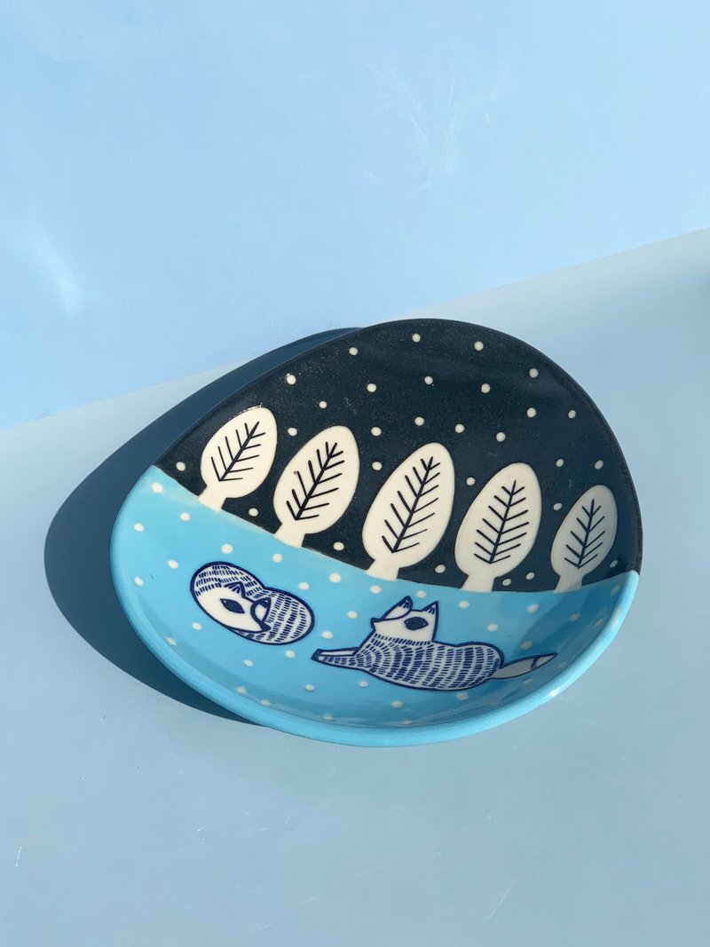 Fox sleep with snow  l ceramics l May&Clay Ceramics Studio - 盤子/餐盤/盤架 - 陶 藍色