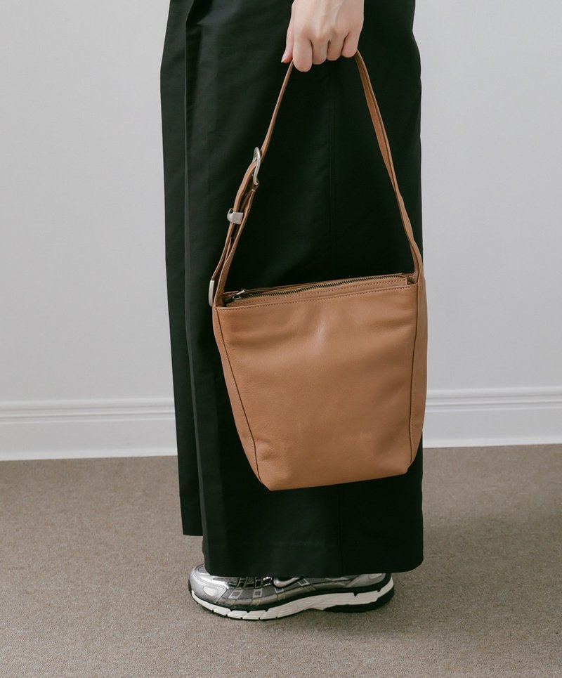 Supportingrole簡約百搭輕量兩用真皮手提肩背腋下托特包焦糖奶茶 - 手提包/手提袋 - 真皮 咖啡色