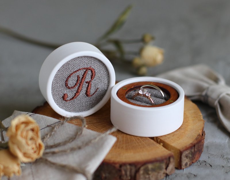 Ring box, Wedding ring box with embroidery. - 其他 - 其他材質 白色