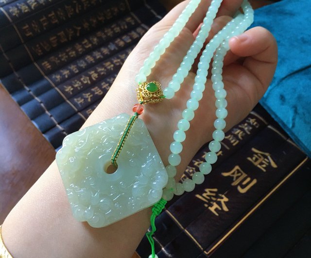 和田玉、両面彫刻の精巧なペンダント。四方を守る招財の神獣が精緻に