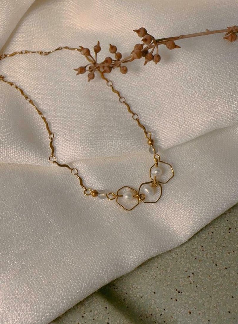 Irregular multi-circle pearl necklace - สร้อยคอ - วัสดุอื่นๆ สีทอง
