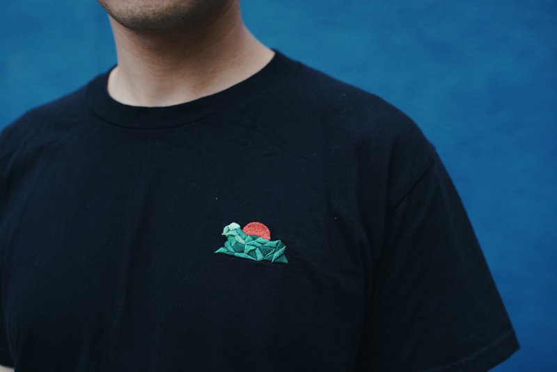 赤玉  獅子山設計刺繡 Tee - 中性衛衣/T 恤 - 棉．麻 卡其色
