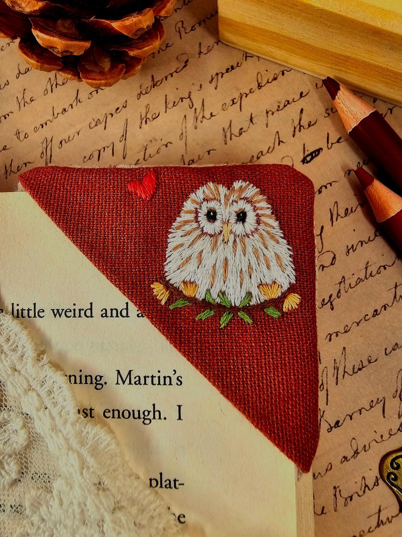(限量)貓頭鷹刺繡布書籤-深紅色 - 書籤 - 棉．麻 紅色