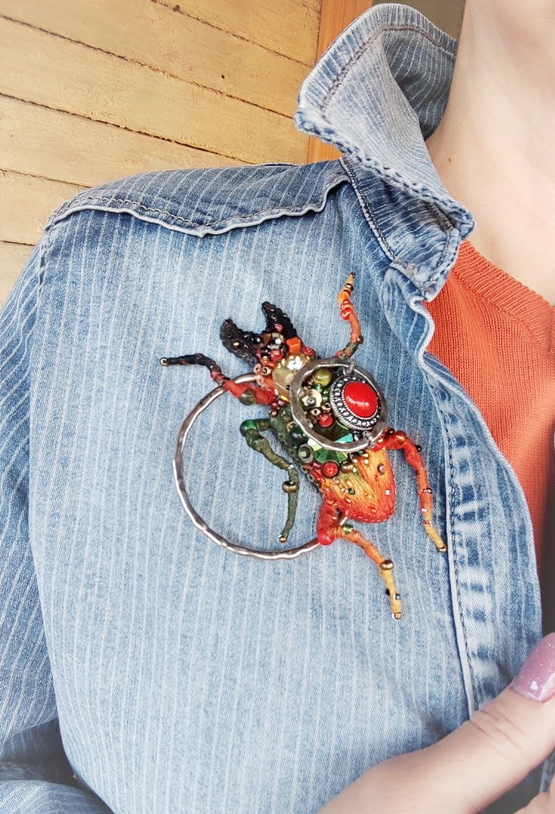 Red embroidered horned beetle with vintage elements and rings. Brooch or pendant - สร้อยคอ - วัสดุอื่นๆ สีแดง