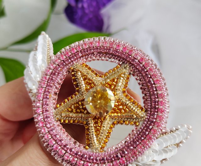 The classic sakura brooch