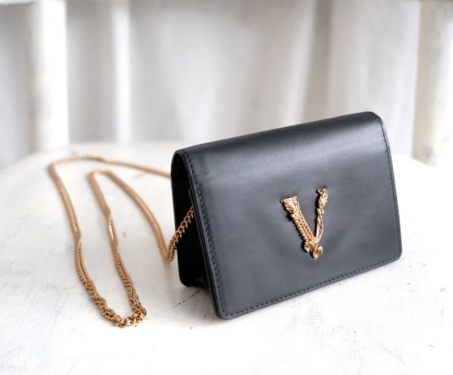 Purse with v logo sale