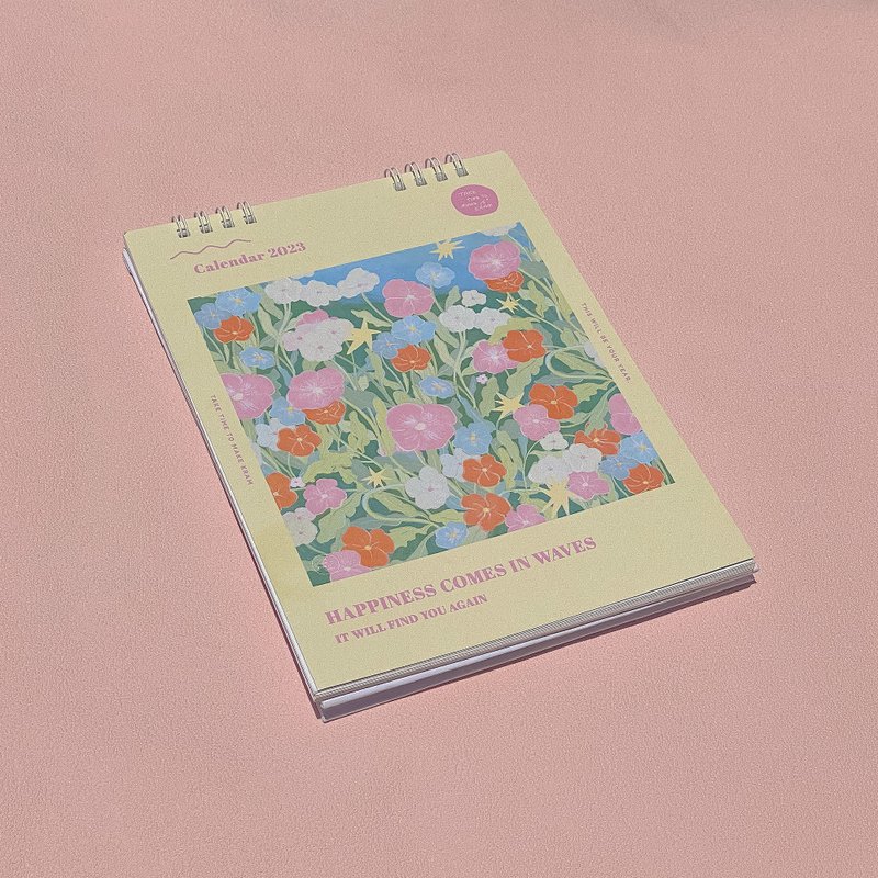 Calendar 2023 - HAPPINESS COMES IN WAVES IT WILL FIND YOU AGAIN. - 日曆/月曆/年曆 - 紙 多色