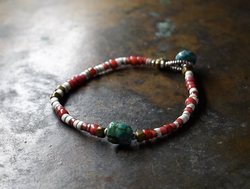 old Tibetan turquoise and gold red white hearts and white beads blester koise clasp - สร้อยข้อมือ - แก้ว สีแดง