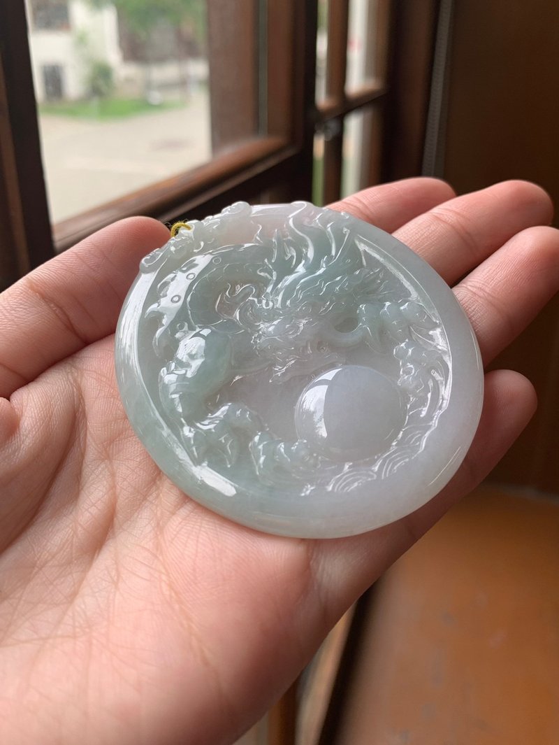 I 蒼龍 I 糯化種白底青翡翠龍牌大圓雕刻玉墜子 緬甸玉A貨 - 項鍊 - 玉石 綠色