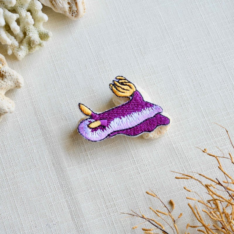 紫海牛海蛞蝓刺繡燙貼 - 徽章/別針 - 繡線 多色