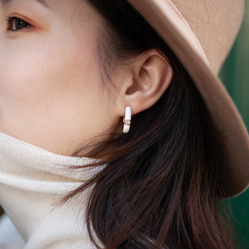 MissQueeny|Fresh and elegant white enamel circle simple and compact earrings female wild commuter OL - Earrings & Clip-ons - Enamel White