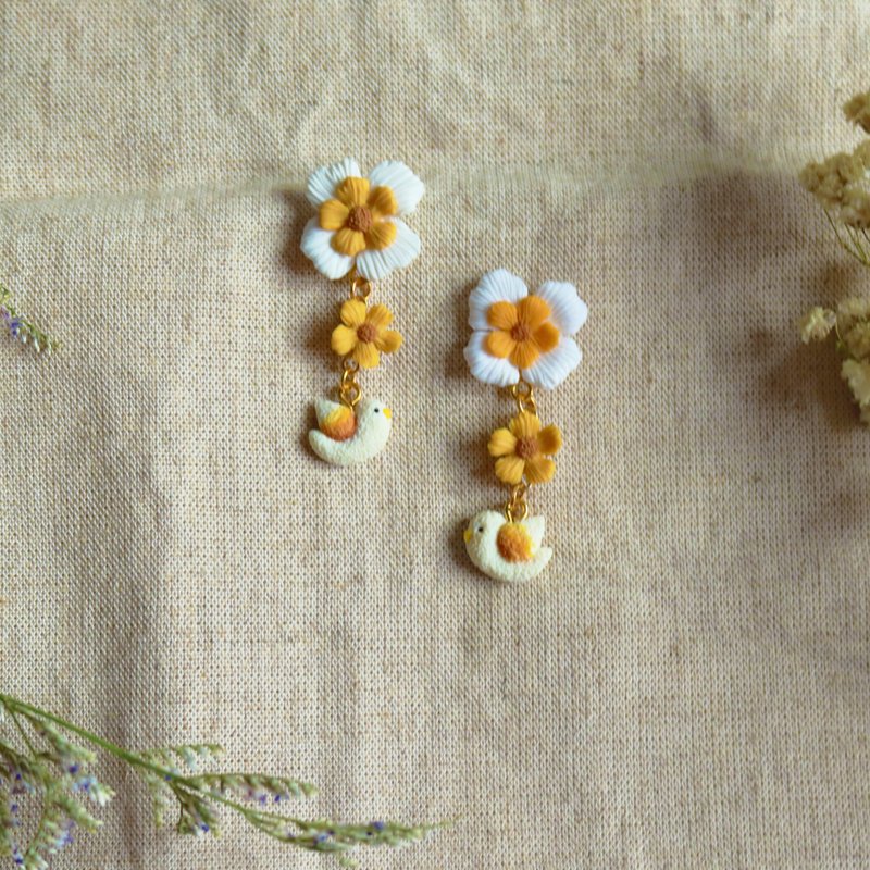 【鳥鳥花花】銘花花黃 小鳥軟陶耳環/耳夾 (單邊販售) - 耳環/耳夾/耳骨夾 - 黏土 黃色