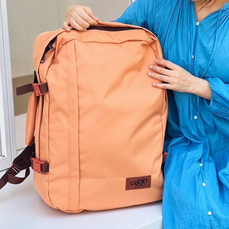 CabinZero British Light Travel Backpack 44L (boarding bag/travel bag) - กระเป๋าเดินทาง/ผ้าคลุม - วัสดุอื่นๆ หลากหลายสี