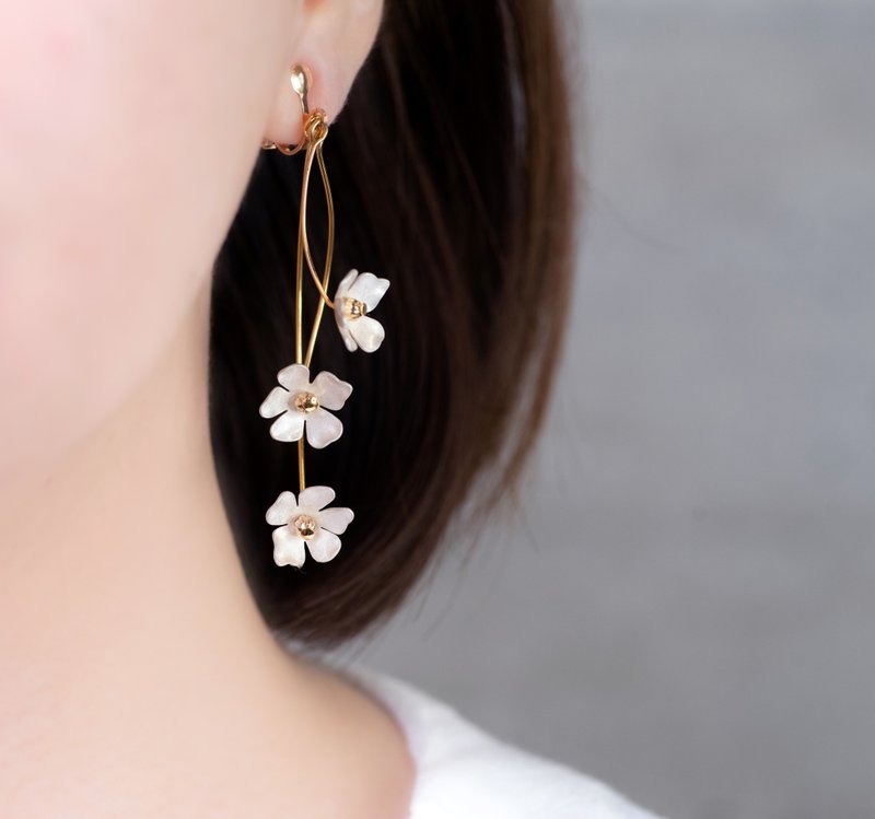 K14gf Swaying Snow Flower Large Earrings (Clip-On can be changed) - Earrings & Clip-ons - Other Metals White