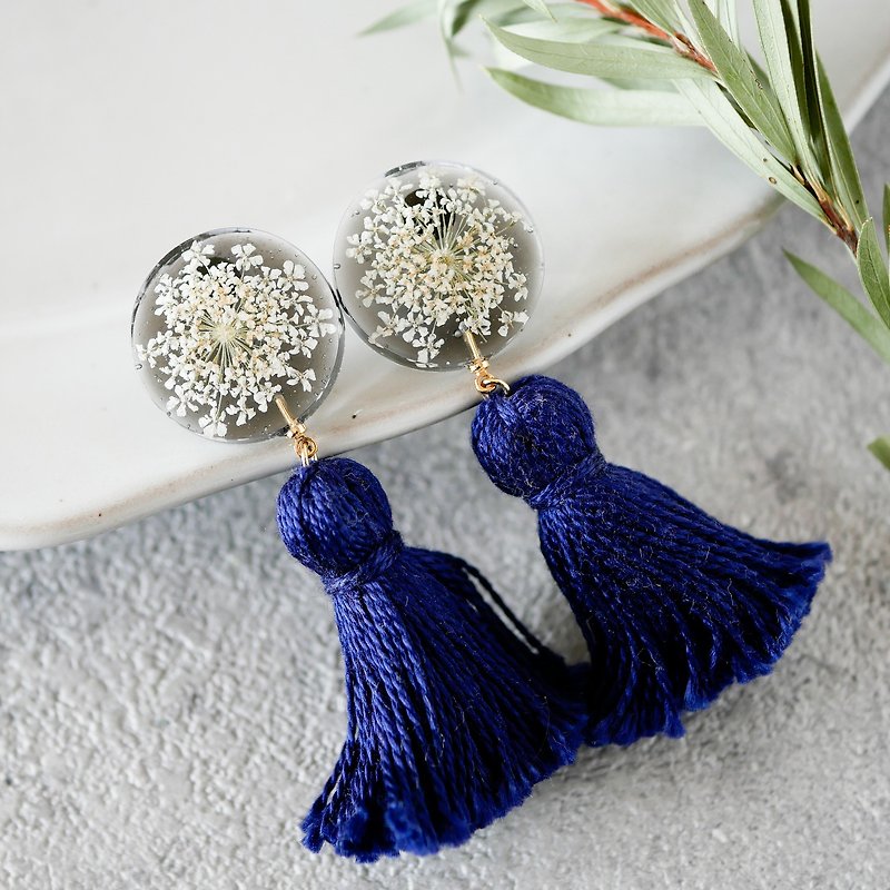lace flower/tassel earrings - ต่างหู - เรซิน สีน้ำเงิน