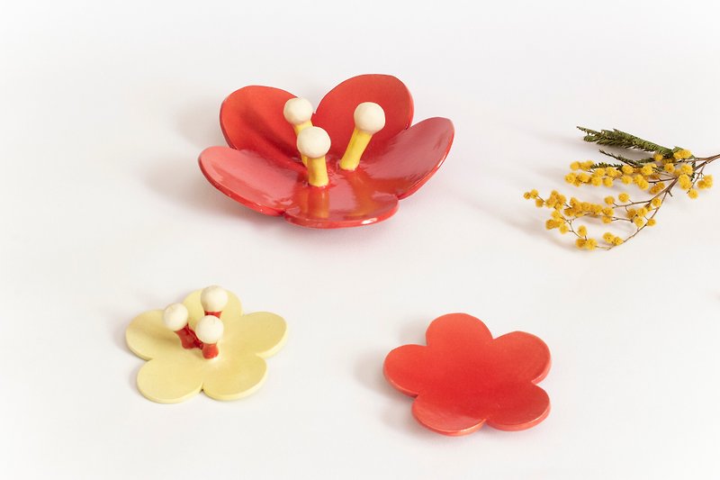 Red and Yellow Flower Snack Plate - จานและถาด - ดินเผา 