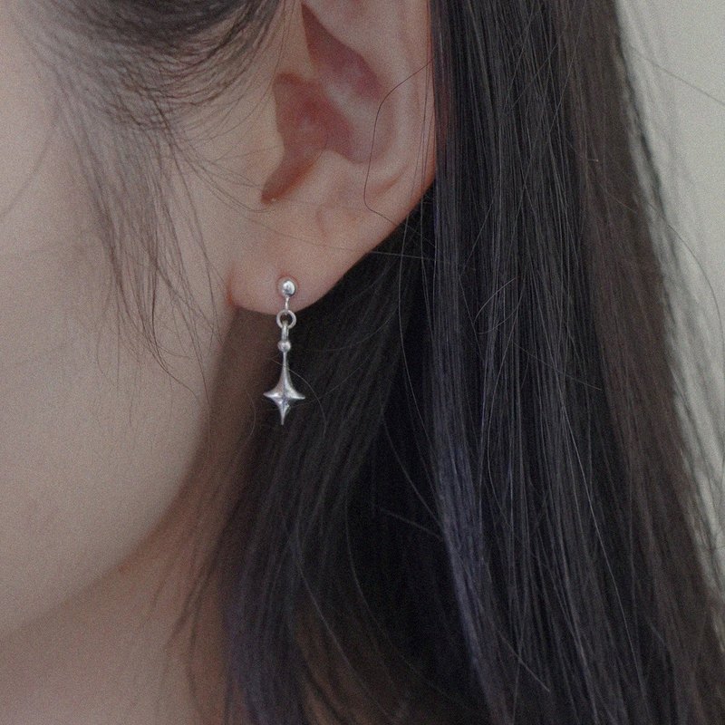 Single star Earrings - Silver - 耳環/耳夾/耳骨夾 - 純銀 銀色