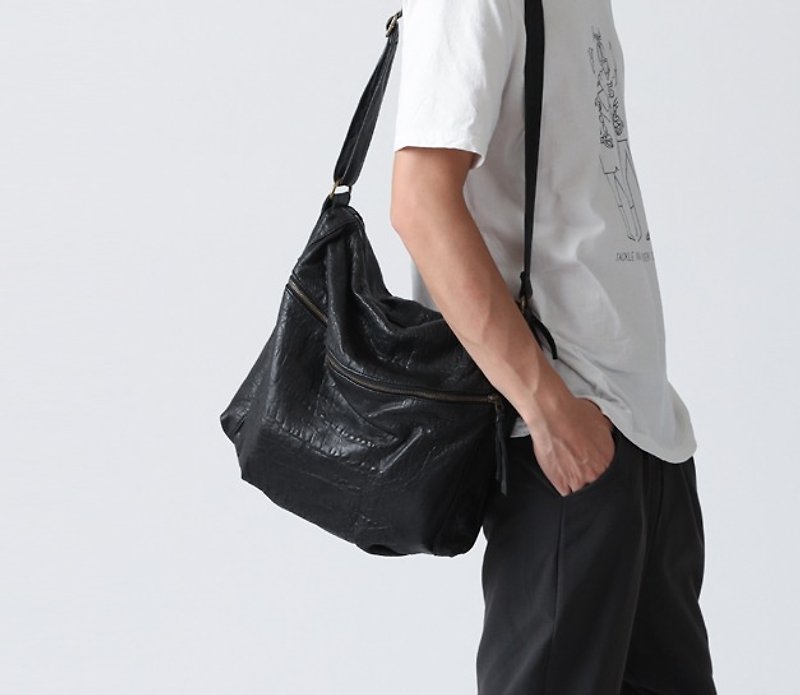 Minimalist zippered oval leather buckets lambskin black - Messenger Bags & Sling Bags - Genuine Leather Black