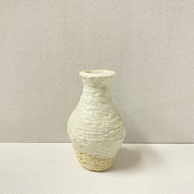 [Yong Cun Shao] Handmade ceramic small flower vases, living and home decorations - Pottery & Ceramics - Porcelain White