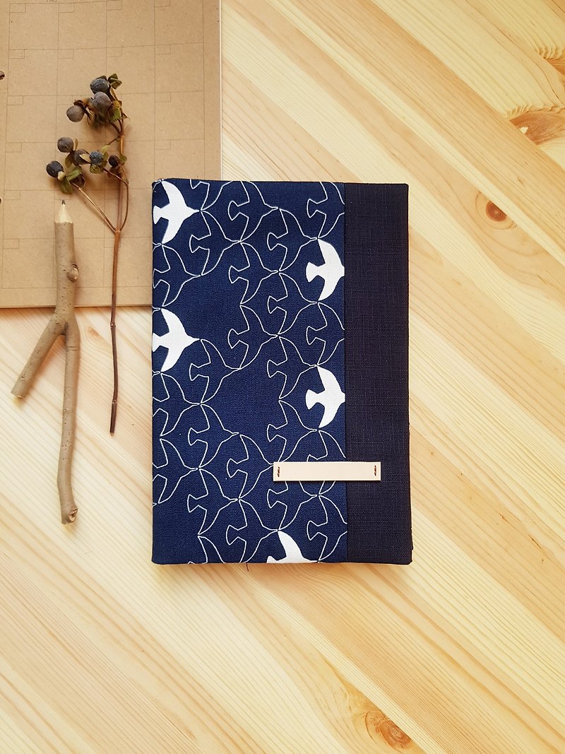 A5/25K adjustable cloth book blue and white birds - ปกหนังสือ - ผ้าฝ้าย/ผ้าลินิน สีน้ำเงิน