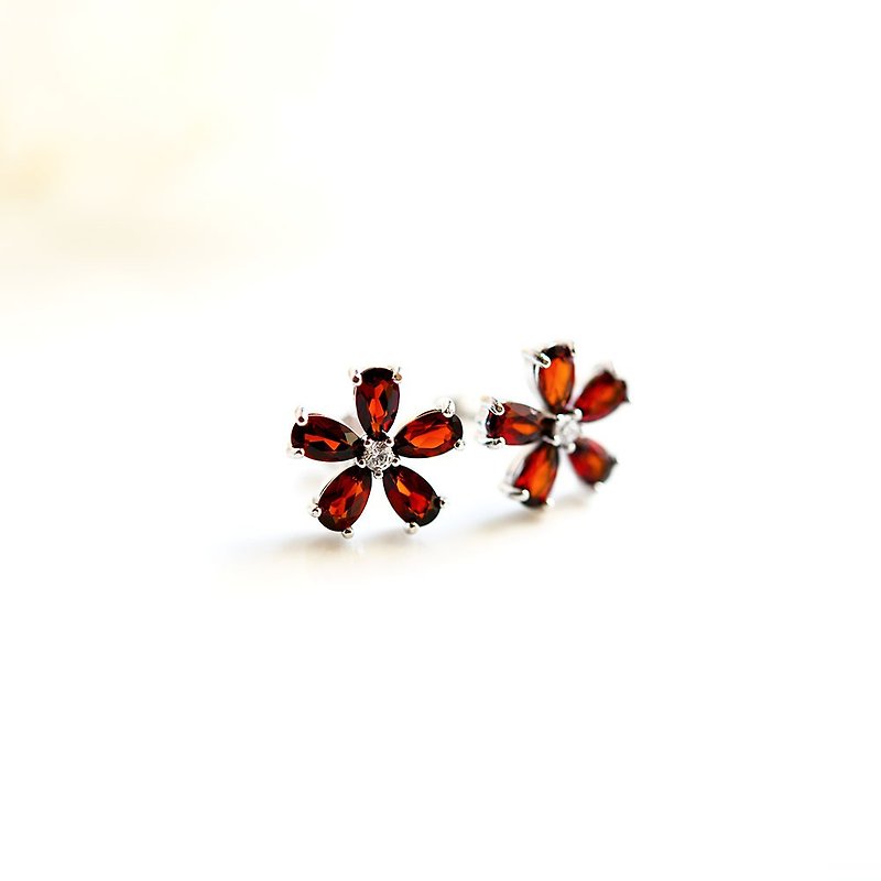 Stone flower that symbolizes the fulfillment of love Garnet stud earrings Clip-On January birthstone - Earrings & Clip-ons - Gemstone Red