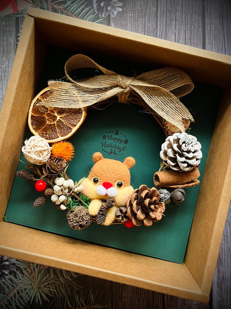 Chipmunk wool felt Christmas wreath gift box with exclusive handmade card - ตกแต่งผนัง - ขนแกะ 