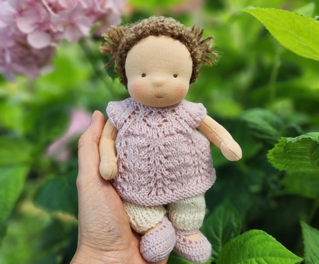 ウォルドルフ人形のポケット人形の高さは7インチ(18cm)です