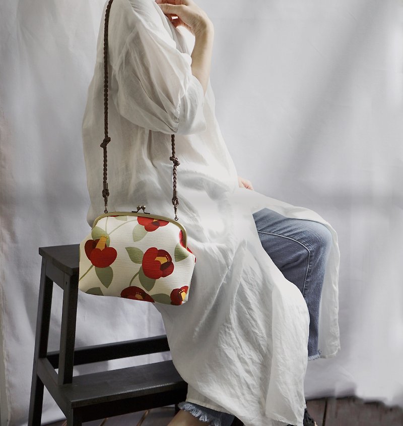 Big 21 camellia accompanying bag - Messenger Bags & Sling Bags - Cotton & Hemp Red