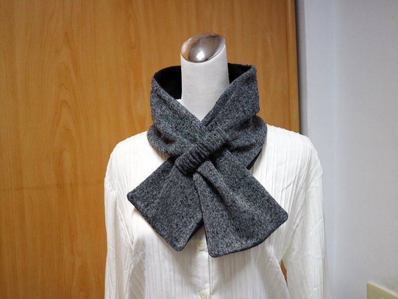 調節可能なショートスカーフ・スカーフ。暖かなネックウォーマーは、リバーシブルの2トーンカラーで、大人からお子様までお使いいただけます。 - マフラー・ストール - その他の素材 