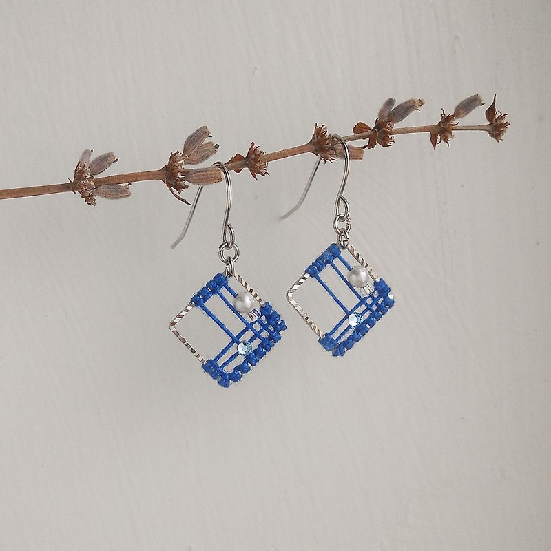 Macrame square 镂 space pattern earrings can be changed ear clip type sapphire blue knot elegant city - Earrings & Clip-ons - Cotton & Hemp Blue