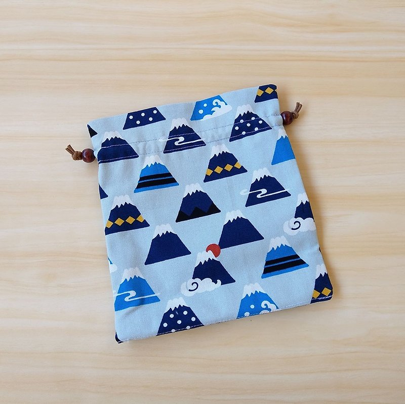 富士山(淺藍底)束口袋 收納袋 化妝包 - 化妝包/收納袋 - 棉．麻 藍色