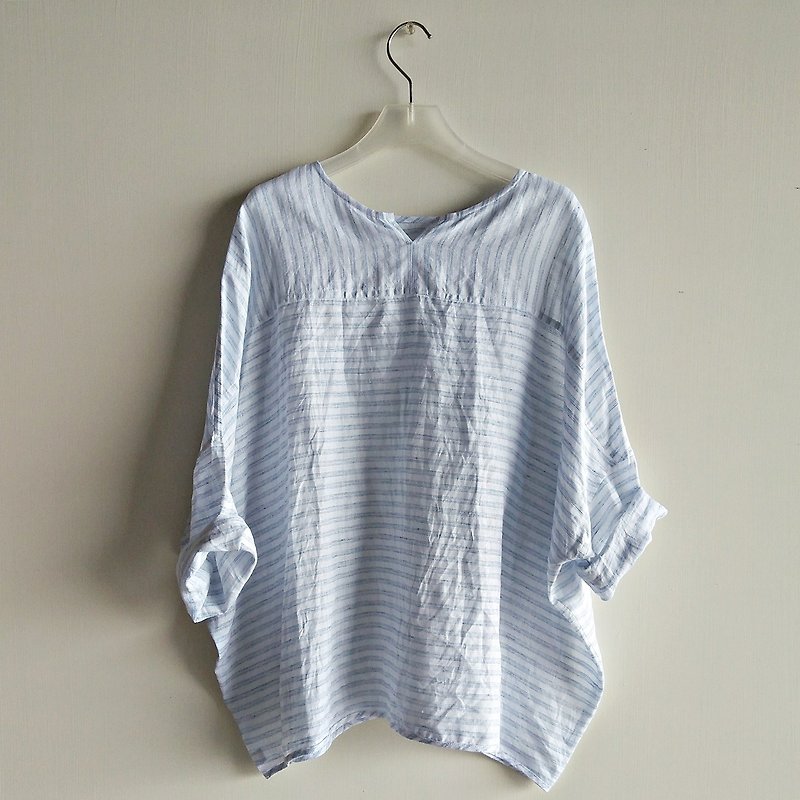 Before and after wearing two eight-point sleeve shirt linen white blue stripes - Women's Tops - Cotton & Hemp Multicolor