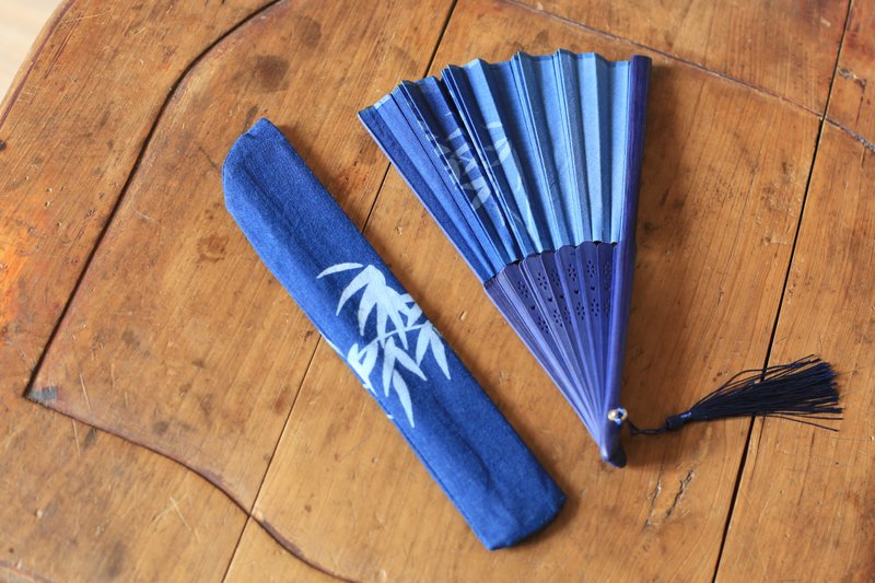 Spring and Autumn Original | Plant-dyed tie-dye printing and dyeing | Blue-dyed folding fan with the same pattern fan cover - Fans - Cotton & Hemp Blue