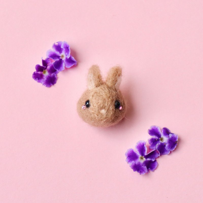 Wool felt rabbit charm brooch pin - Brooches - Wool Khaki