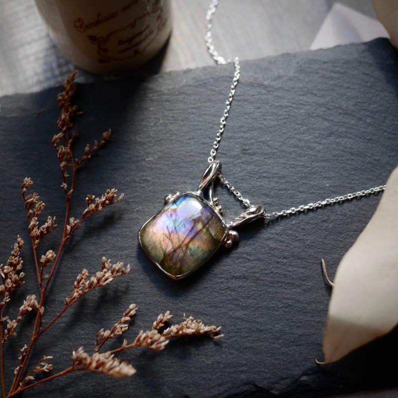 Colored Labradorite 925 Silver Necklace-Rabbit Ears Ribbon - สร้อยคอ - เงิน หลากหลายสี