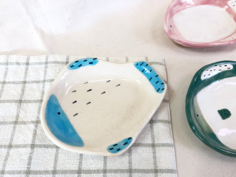 手作陶瓷小魚盤-貓咪飼料盤 - 豉油碟/小碟/醬油碟 - 瓷 白色