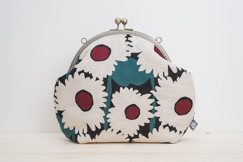 White flower without oil / metal mouth gold bag / retro cross-body bag / carry-on bag - Messenger Bags & Sling Bags - Cotton & Hemp White